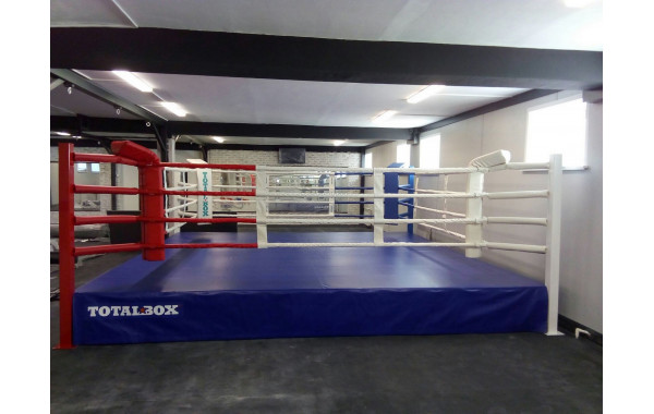 Боксерский ринг на помосте 0,5 м Totalbox размер по канатам 6×6 м РП 6-05 600_380